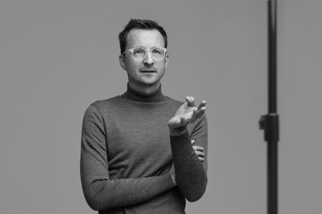 Mit einem Portrait Foto die Darstellung der eigenen Marke stärken – die Kunst der Business-Portraitfotografie für Ihre Marke. Mit einem Porträtierten als Motiv ist die Fotografie etwas Besonderes.