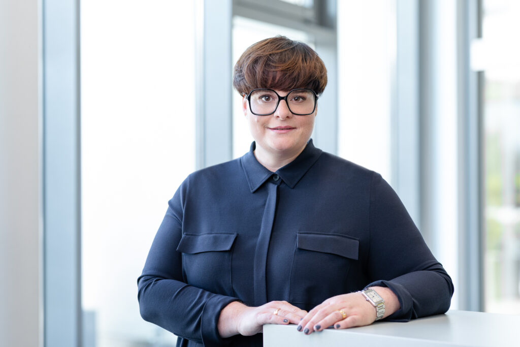 Für ein gutes Portrait in der Portraitfotografie brauchen wir keine Tricks und Sie müssen auch kein Model sein, sondern professionelle Tipps, um Sie und Ihren Charakter in Szene zu setzen.